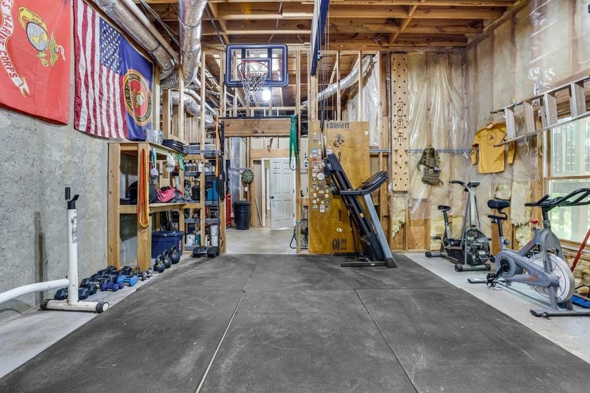 Welcome to this beautifully updated 6-bedroom, 4-bathroom home - photo 42