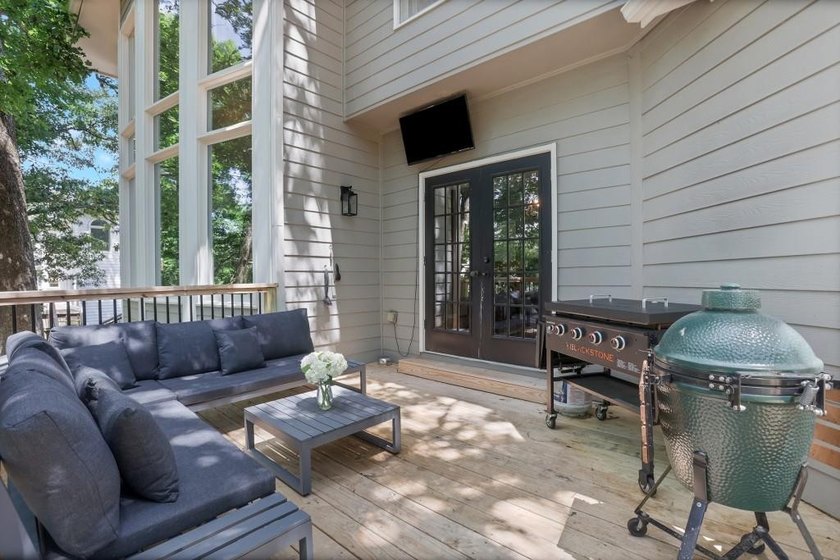 Welcome to this beautifully updated 6-bedroom, 4-bathroom home - photo 44