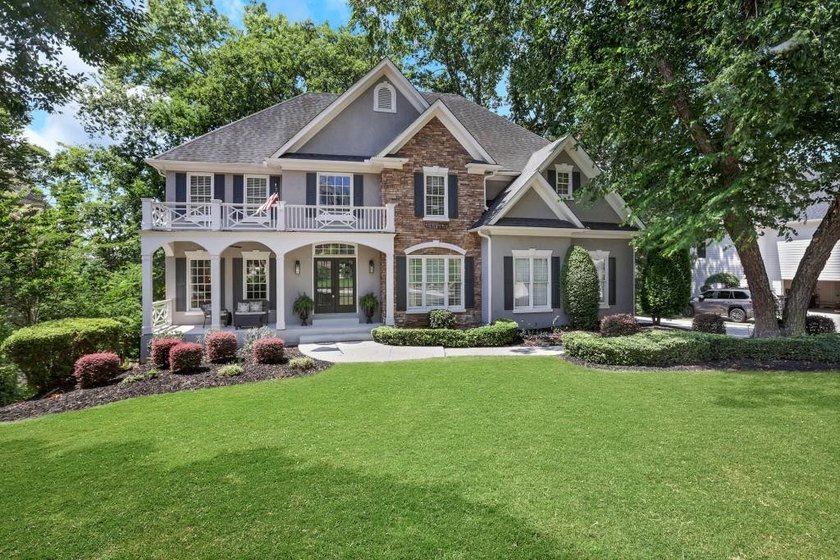 Welcome to this beautifully updated 6-bedroom, 4-bathroom home - photo 47
