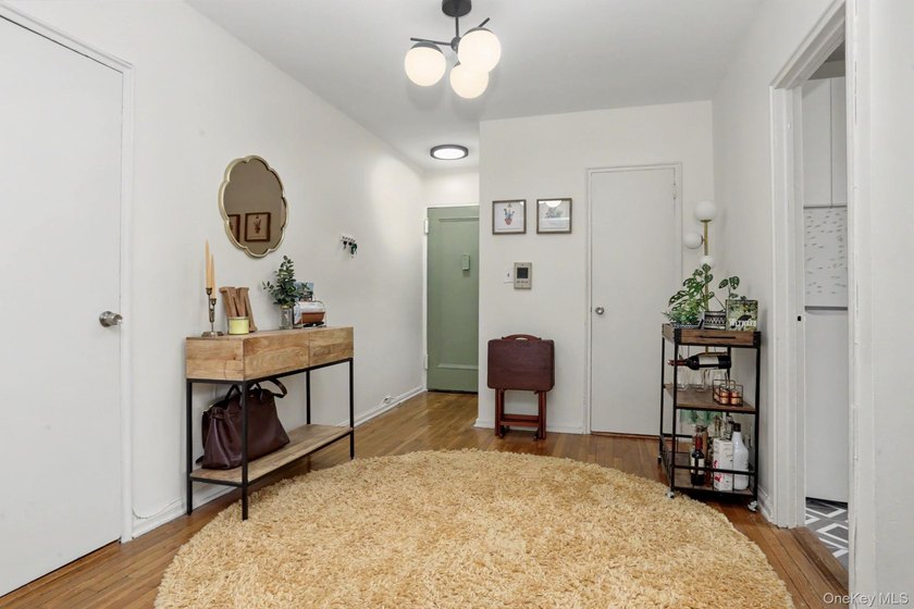 Bright and welcoming, this spacious Fleetwood Park residence - photo 3