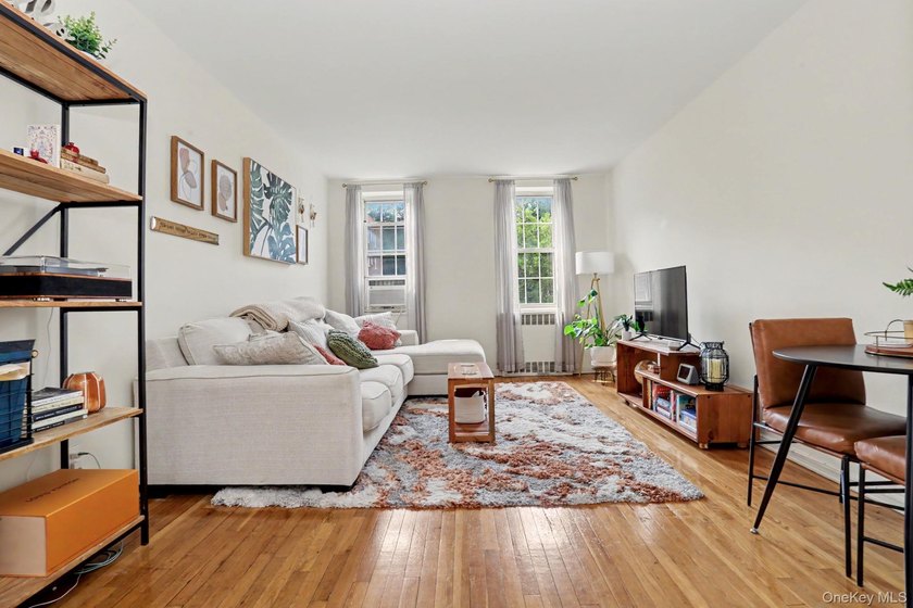 Bright and welcoming, this spacious Fleetwood Park residence - photo 6