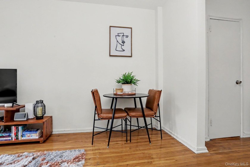 Bright and welcoming, this spacious Fleetwood Park residence - photo 8