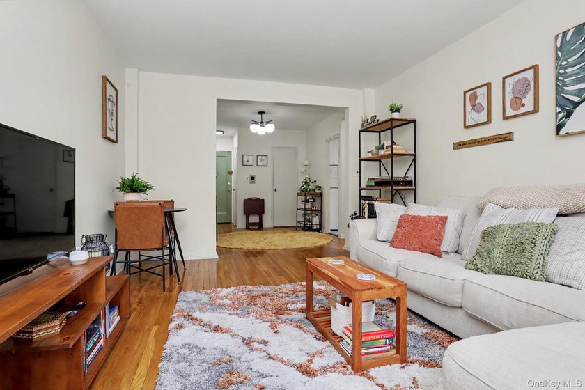 Bright and welcoming, this spacious Fleetwood Park residence - photo 9