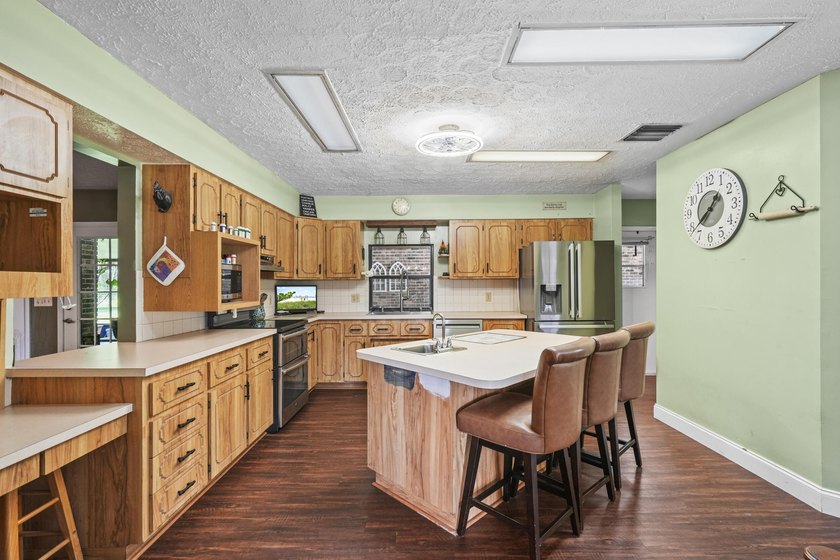 Country Estate with room to expand for all your needs whether - photo 11