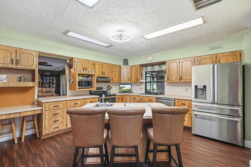 Country Estate with room to expand for all your needs whether - photo 12