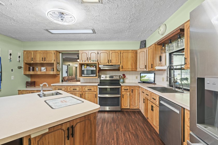 Country Estate with room to expand for all your needs whether - photo 13