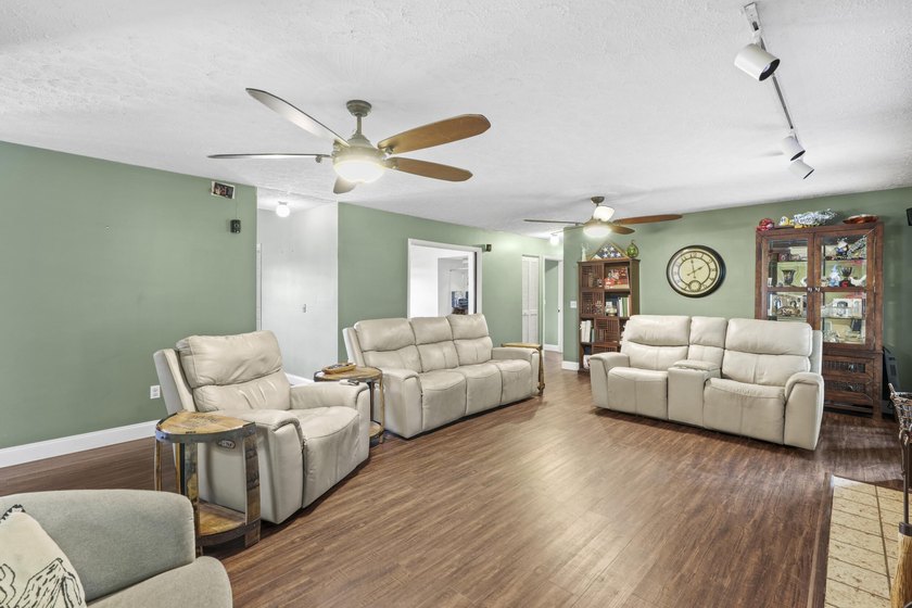 Country Estate with room to expand for all your needs whether - photo 18