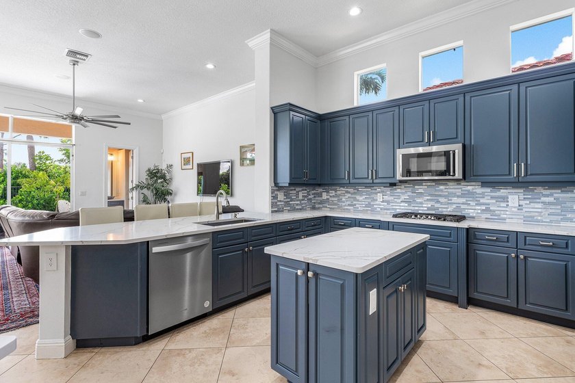 AMAZING - 6 Bedroom Estate home in the prestigious community of - photo 21