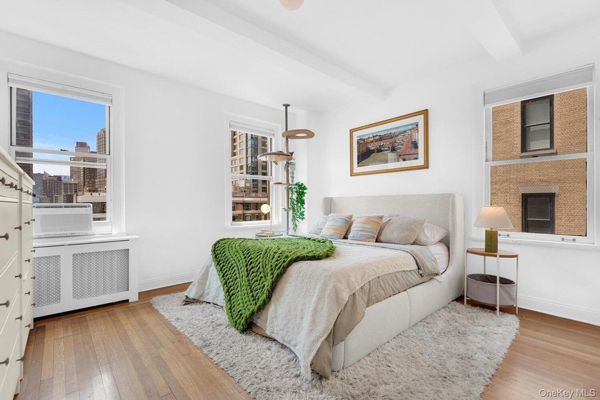 Wake up to sun pouring through oversized south-facing windows - photo 6