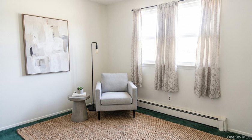 Opportunity Awaits In The Heart of Cutchogue! This 3-bedroom - photo 15