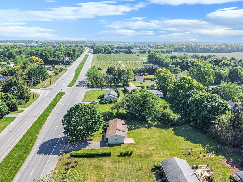 Opportunity Awaits In The Heart of Cutchogue! This 3-bedroom - photo 23
