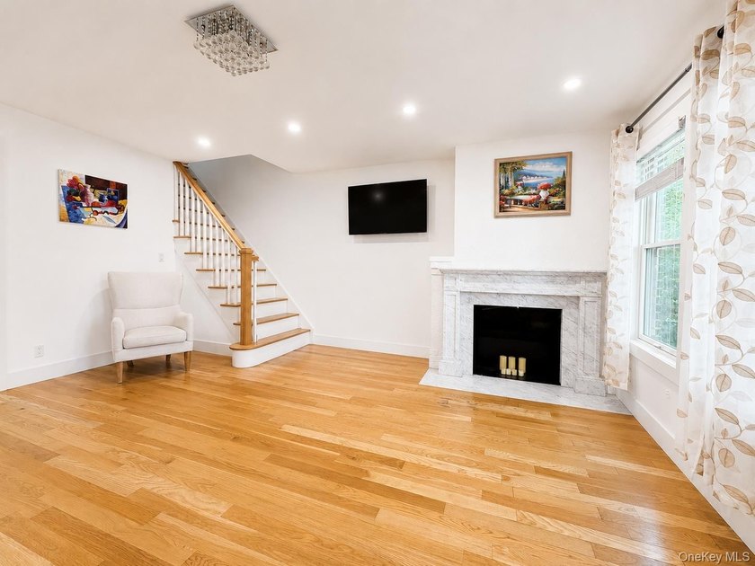 Welcome to this charming, beautifully renovated three-bedroom - photo 3