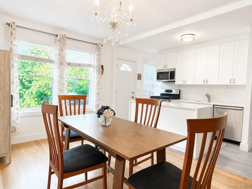 Welcome to this charming, beautifully renovated three-bedroom - photo 5