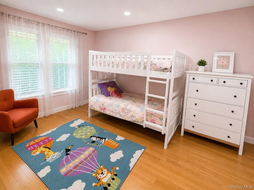 Welcome to this charming, beautifully renovated three-bedroom - photo 8