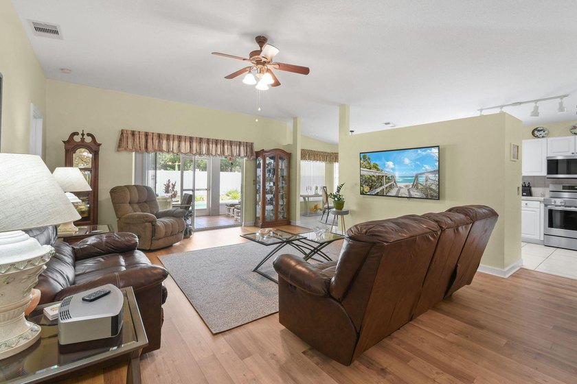REDUCED! Spotless 3/2/2 POOL home in desirable Oleander Pines - photo 11