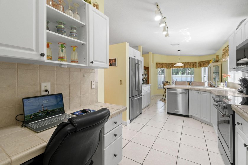 REDUCED! Spotless 3/2/2 POOL home in desirable Oleander Pines - photo 29