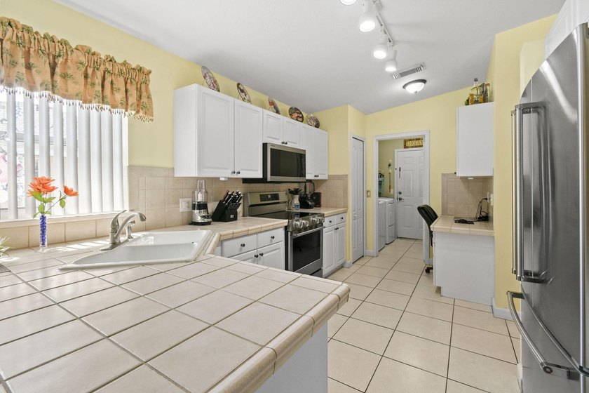 REDUCED! Spotless 3/2/2 POOL home in desirable Oleander Pines - photo 44