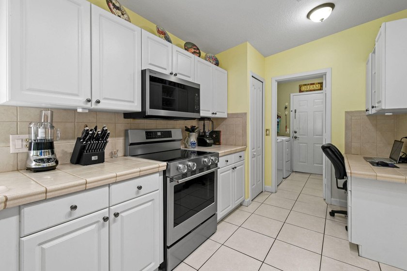REDUCED! Spotless 3/2/2 POOL home in desirable Oleander Pines - photo 45