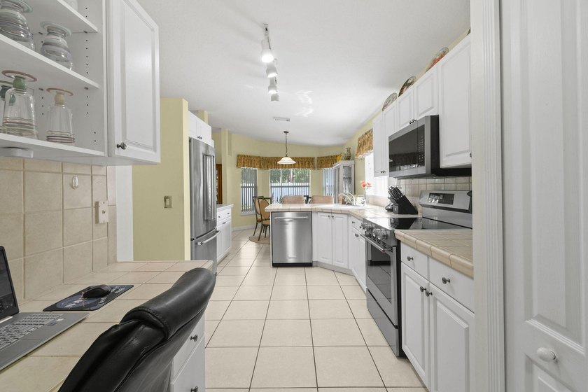 REDUCED! Spotless 3/2/2 POOL home in desirable Oleander Pines - photo 46
