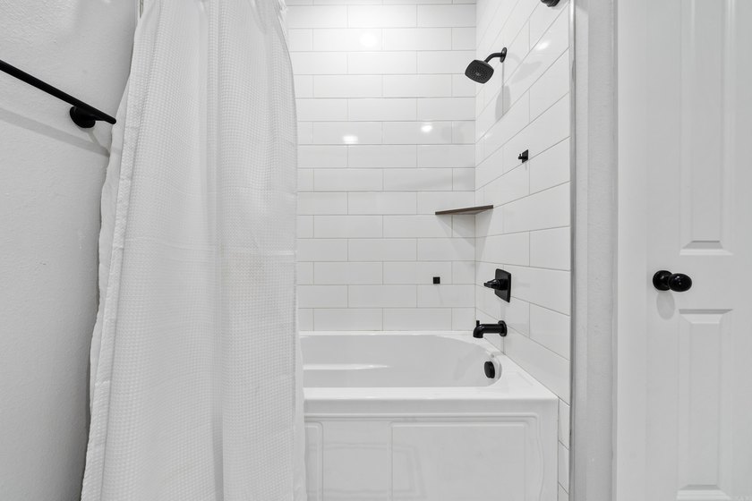 Welcome to this beautiful 3-bedroom, 2.5-bath lakefront retreat - photo 22