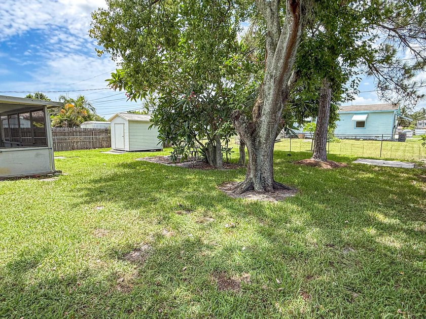 Beautifully updated 3-bedroom, 1-bathroom home in Lake Worth - photo 14