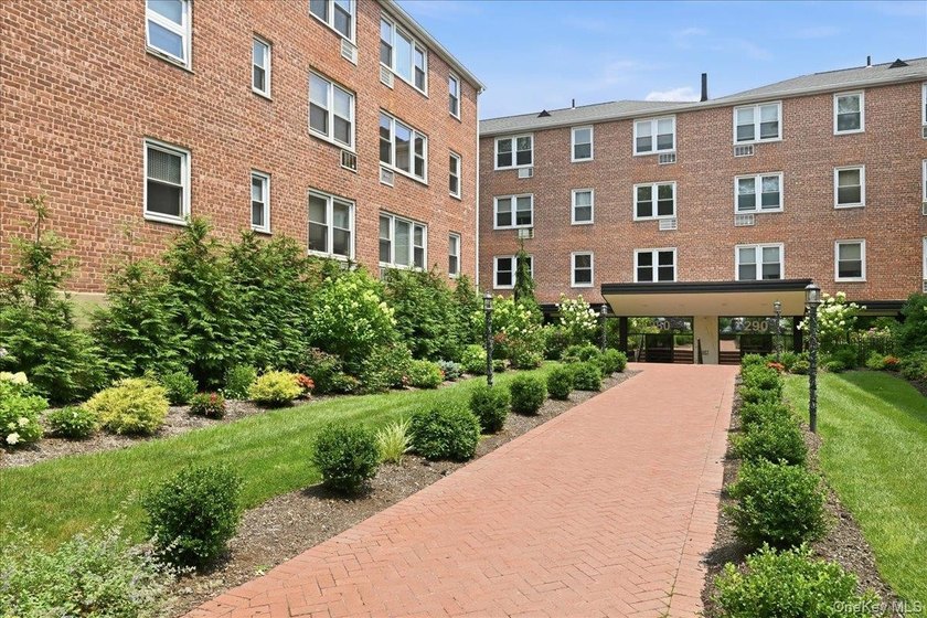 Welcome to the The Crescent, Luxury Cooperative Residence! This - photo 3