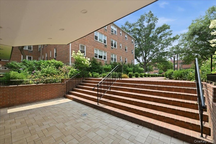 Welcome to the The Crescent, Luxury Cooperative Residence! This - photo 5