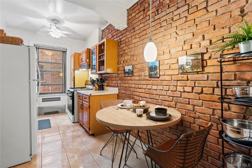 Welcome home to this warm, sunny, one bedroom at the Thomas - photo 3
