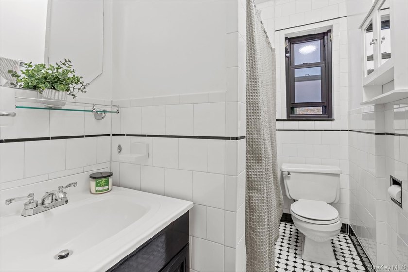 Welcome home to this warm, sunny, one bedroom at the Thomas - photo 6