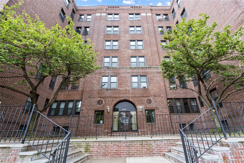 Welcome home to this warm, sunny, one bedroom at the Thomas - photo 9