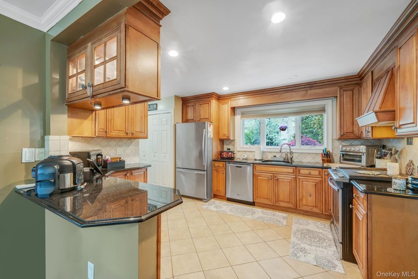 Charming, cared-for, and full of curb appeal, this Ridge - photo 12