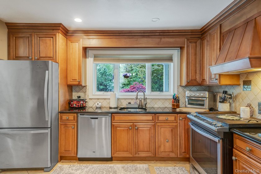 Charming, cared-for, and full of curb appeal, this Ridge - photo 13