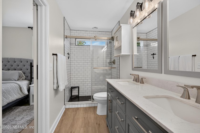 Welcome home to this lovely &amp; thoughtfully renovated 3 bed, 2 - photo 33