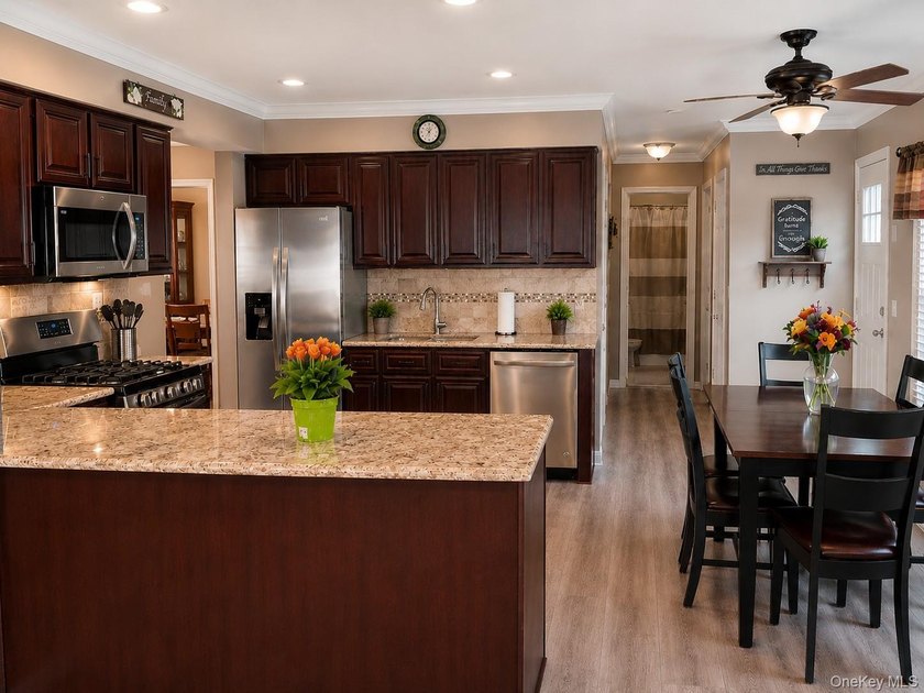 Beautiful center hall colonial in the desirable Tallmadge - photo 4