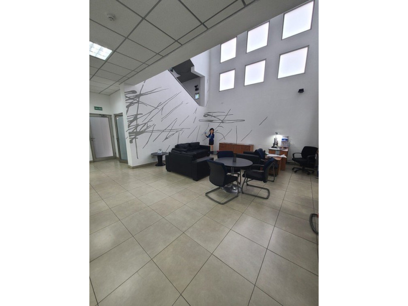 Commercial building with 3 levels: basement, ground floor and - photo 3