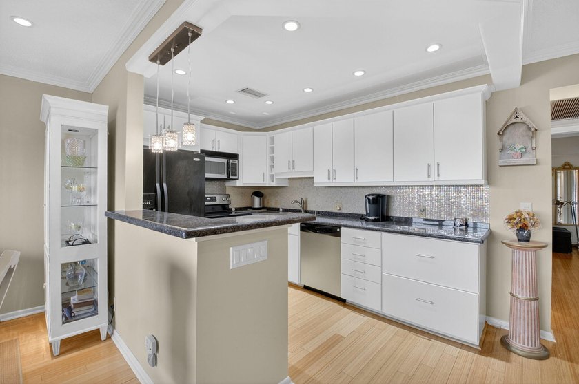 HOME SWEET HOME! Fully renovated penthouse condo right next to - photo 3