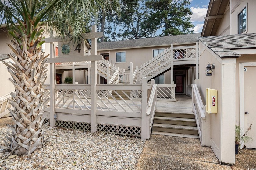 Welcome to this charming two-bedroom, two-bathroom end-unit - photo 2