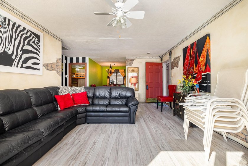 Welcome to this charming two-bedroom, two-bathroom end-unit - photo 8