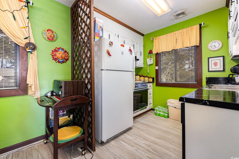 Welcome to this charming two-bedroom, two-bathroom end-unit - photo 10