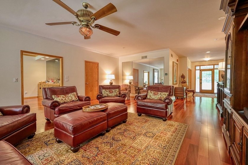 Expansive and beautifully refined 3,857 sq. ft. ranch in Maple - photo 5