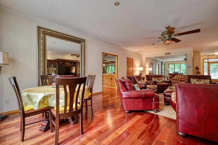 Expansive and beautifully refined 3,857 sq. ft. ranch in Maple - photo 8