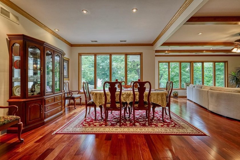 Expansive and beautifully refined 3,857 sq. ft. ranch in Maple - photo 10