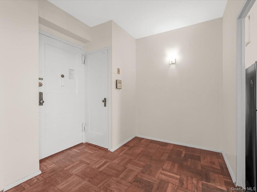 Top-floor 1-bed, 1-bath condominium in Parkchester South. With - photo 3