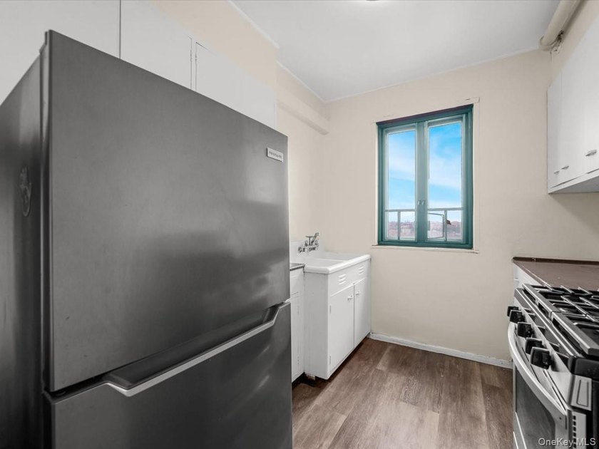 Top-floor 1-bed, 1-bath condominium in Parkchester South. With - photo 5