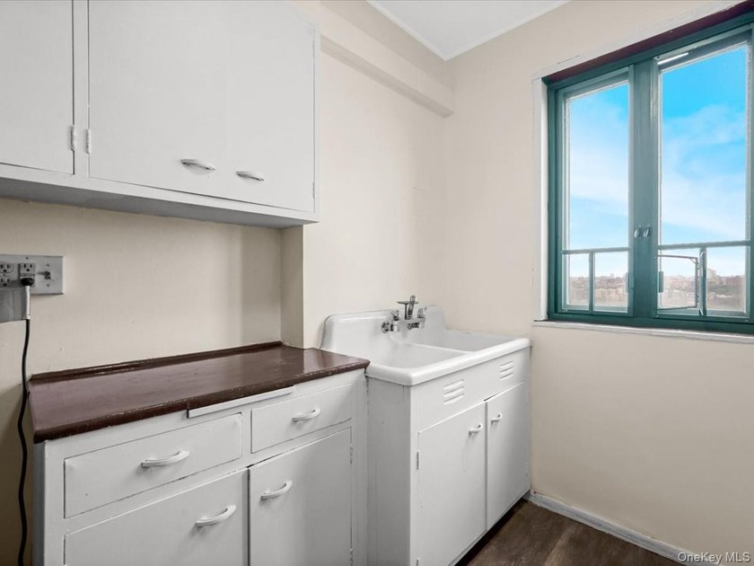 Top-floor 1-bed, 1-bath condominium in Parkchester South. With - photo 6
