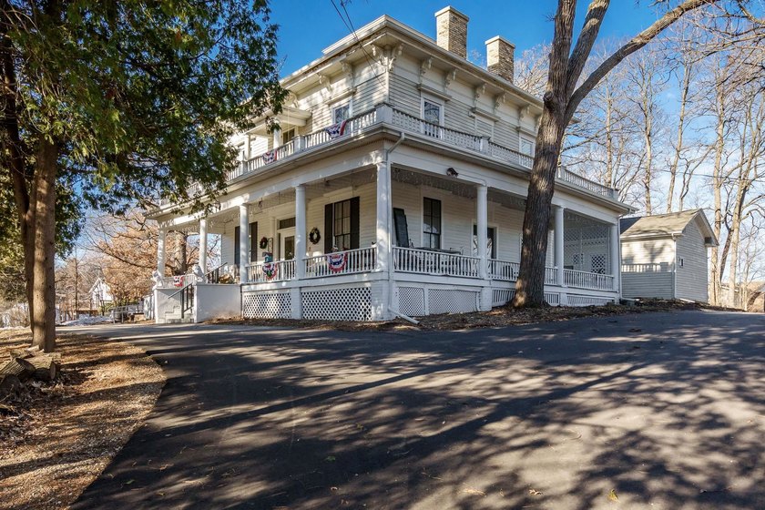 A truly rare opportunity to own an iconic Italianate estate - photo 2
