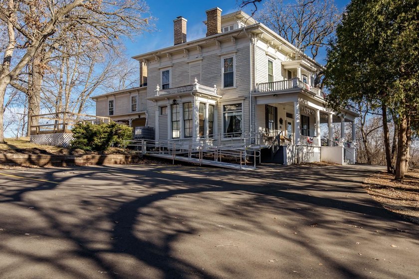 A truly rare opportunity to own an iconic Italianate estate - photo 3