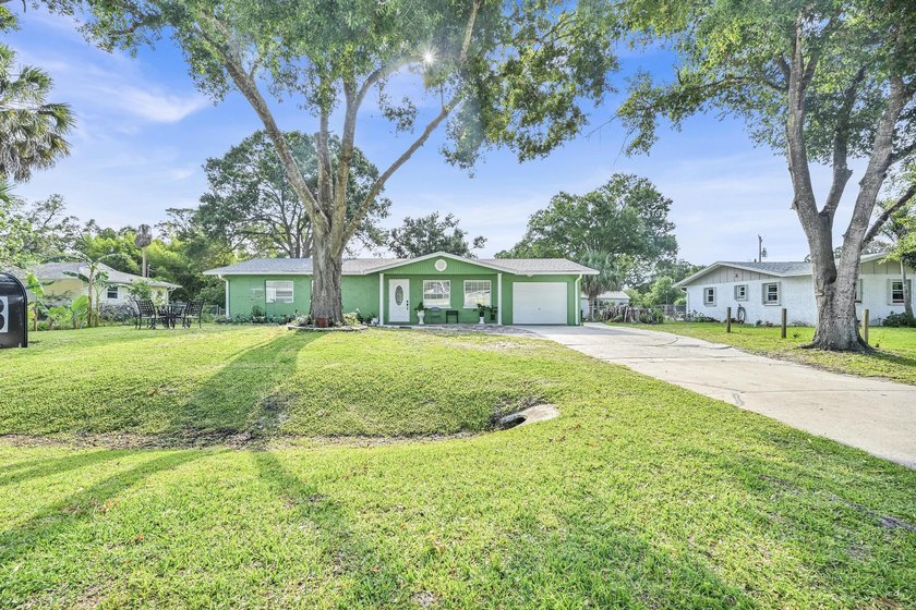 Beautiful 3-bedroom, 2-bathroom home featuring a brand-new roof - photo 2