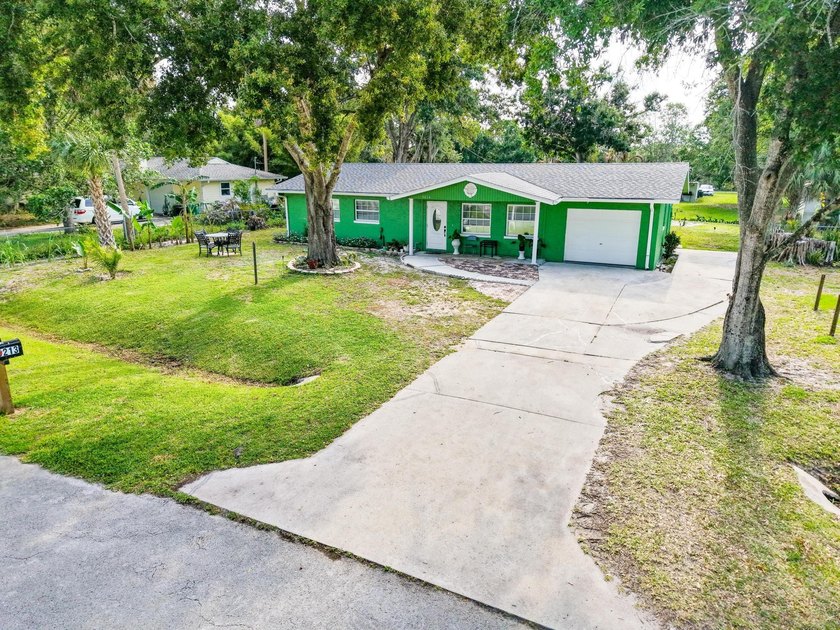 Beautiful 3-bedroom, 2-bathroom home featuring a brand-new roof - photo 3