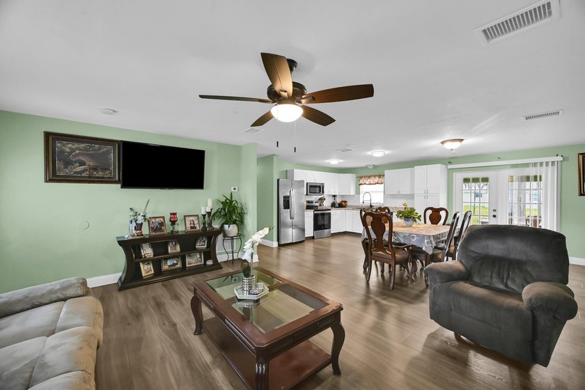 Beautiful 3-bedroom, 2-bathroom home featuring a brand-new roof - photo 7